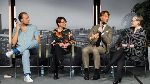 Hyvin sanottu -keskustelufestivaalin keskustelijat lavalla.