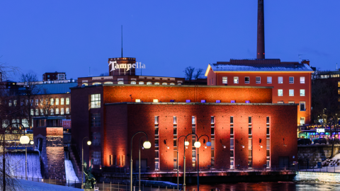 Tammerkosken voimalaitos iltavalaistuksessa. 