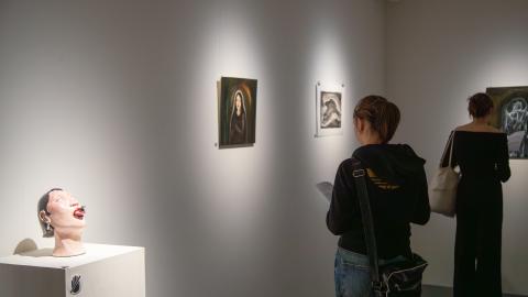 Kaksi henkilöä galleria Vivissä tutustumassa näyttelyyn