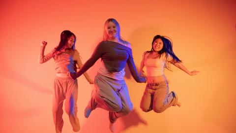  Kolme nuorta hyppäämässä ilmaan