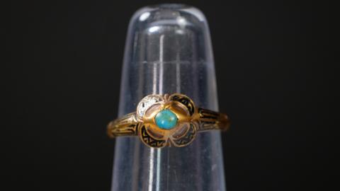 Queen Karin Månsdotter’s gold ring is decorated with black enamel and turquoise. 