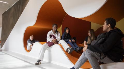 Etelä-Hervannan koulun oppilaita ryhmässä