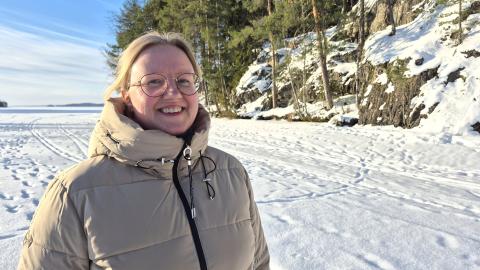 Ympäristöjohtaja Kati Skippari talvisessa maisemassa.