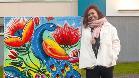 Taiteilija nojaa maalaamaansa sähkökaappiin Etelä-Hervannassa.