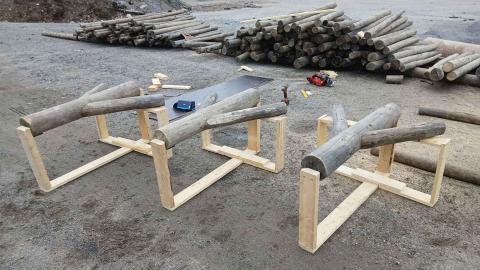 Puisia korpinjalkoja rakennustelineillä.