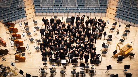 Orkesterilaiset ja Tampere Filharmonian ylikapellimestari Matthew Halls toivottavat kaikenikäiset musiikin ystävät tervetulleiksi kotisaliinsa Tampere-taloon lauantaina 25. huhtikuuta.