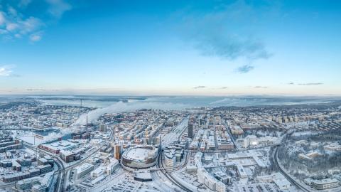 Kuvassa talvista kaupunkia ilmasta etelän suunnasta, lunta ja sininen taivas.