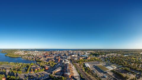 Ilmakuva etelästä kohti järjestelyratapihan aluetta ja Nokia Arenaa