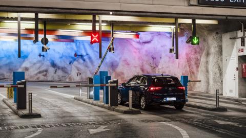 Auto maanalaisen pysäköintilaitoksen portilla. 