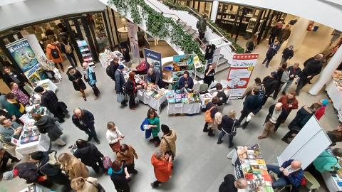 Ylhäältä otettu kuva pääkirjasto Metson aulasta, jossa näytteilleasettajia ja messuvieraita. 