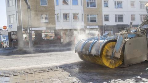 Harjauskone kerää hiekoitussepeliä pois kaduilta keväällä.