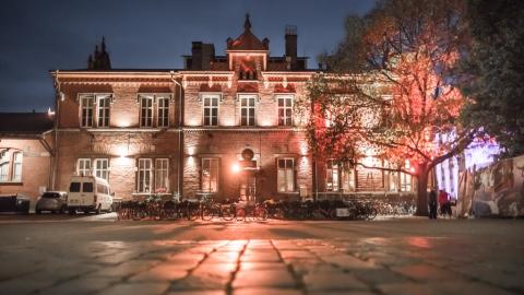 Tullikamari syksyisessä iltahämyssä.