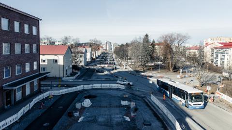 Ilmakuva Nuolialantieltä Härmälän koulun kohdalla katutyöstä.