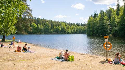 Kesäinen päivä Hervannan Suolijärven uimarannalla.
