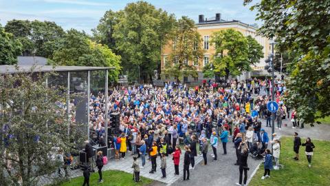 Yleisöä Laikunlavan edessä kesäisessä maisemassa.