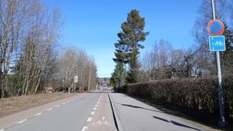 Keväinen kuva Korkinmäenkadulta, jossa näkyy ajorata ja pyöräkaistat.