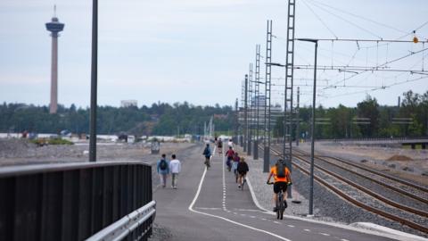 Näsijärven rantareitillä kävelijöitä ja pyöräilijöitä.