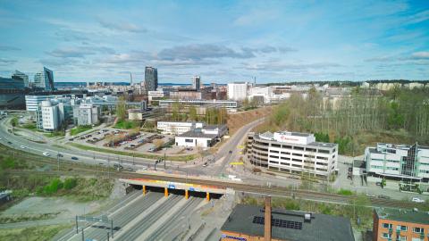 Ilmakuvassa näkyy etualalla Viinikankatu ja Yliopistontunnelin rakentamiskohta Saarioisten rakennuksen ja Atalpan rakennuksen välissä.