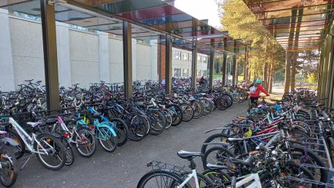 Tesoman koulun pyöräparkki tupaten täynnä pyöriä. 