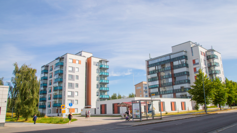 Light-colored new apartment buildings in Kaukajärvi.