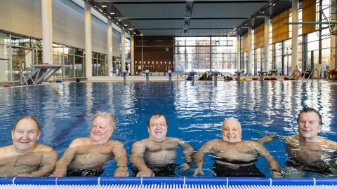Kimmo Leinonen, Erkki Räsänen, Juha Lindgren, Harri Kanto ja Seppo Asp ovat Tampereen uimakeskuksen altaassa.