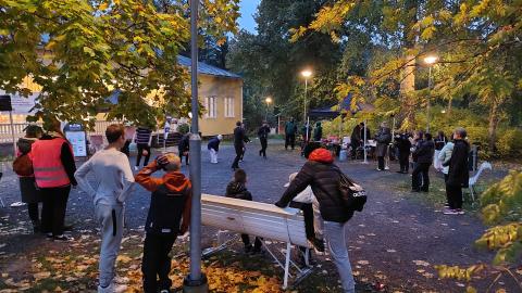 Nuoria syksyisessä illassa Haiharan kartanon pihalla.