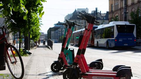 Sähköpotkulautoja Keskustorin lähellä parkkiruudussa.