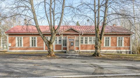 Epilän vanha tehdaskonttori on perinteisen puutalon näköinen, keltainen ja punakattoinen rakennus, johon on käynti talon keskeltä.