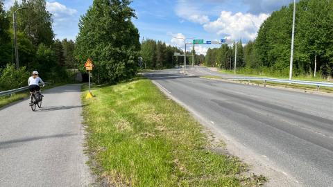 Pyöräilija ajaa kohti alikulkua.