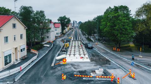 Kuvassa katu joka on työmaana, vieressä pientaloja ja puita.