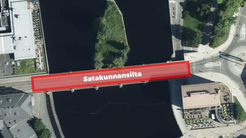 Ilmakuvassa punaisella silta kosken päällä. työalue.