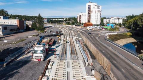 Ratikkakiskotyömaa Härmälänojan sillalla.