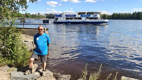 Erkka Ikonen is standing on the shore of Eteläpuisto on a summer day.