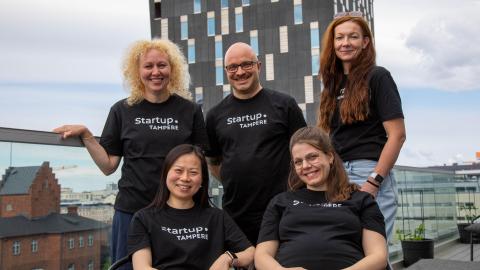 Elina Wallin (vas.), Ville Brusi, Mia Häkkinen, Shanshan Du ja Tredun Abigeil Varuhin poseeraavat ryhmässä Startup.Tampereen kattoterassilla.