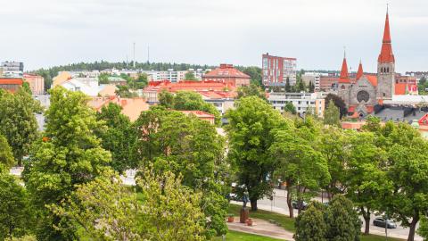 Ilmakuva Tampereen keskustasta, jossa näkyy kesäinen puisto ja Tuomiokirkko