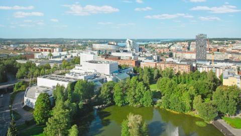 Tampere-talo ja kesäistä kaupunkikuvaa ilmasta. 