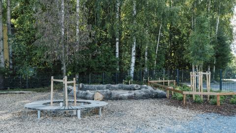 Metsäniityn päiväkodin leikkipiha kesällä.