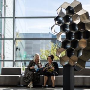 Tampereen aikuislukiossa voit opiskella taideteoksen vieressä.