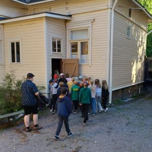 Oppilaita työläismuseokorttelissa