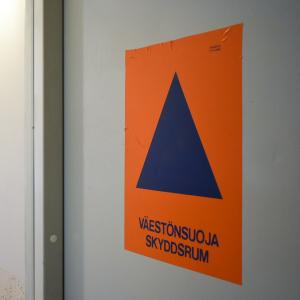 A door with the text &quot;Civil defence shelter&quot;.