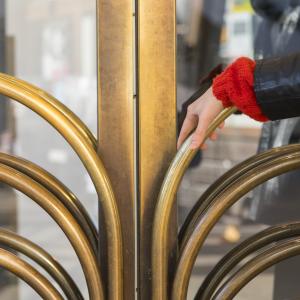 Pääkirjasto Metson suljettu ovi ja käsi ovenkahvalla. 