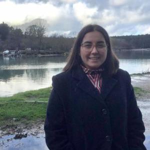 Tampere Talent Ambassador Zeynep Kaynar järven rannalla