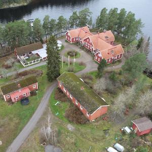 Ilmasta käsin otettu kuva Maisansalossa sijaitsevan maatilan rakennuksista, jotka ovat niemen kärjessä Näsijärven rannalla.