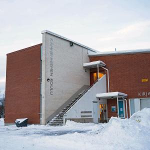 Kämmenniemen koulu ja sen piha-alue talvella.