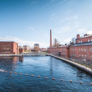 Tammerkosken suvantoa punatiilisten voimalaitoksen ja Frenckellin kohdalla.