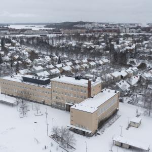 Nekalan vanha koulurakennus kuvattuna ilmasta talvisena päivänä.
