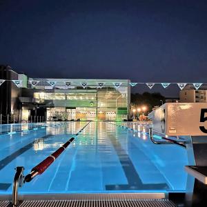 Tampereen maauimalan allas iltavalaistuksessa.