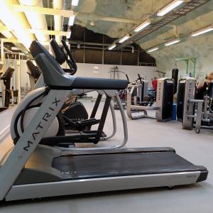 Kuntosalilaitteita Nääshallissa.