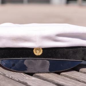 Ylioppilaslakki penkillä