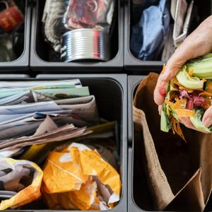 Lajiteltua pahvia, paperia, metallia ja biojätettä kodin jäteastioissa.